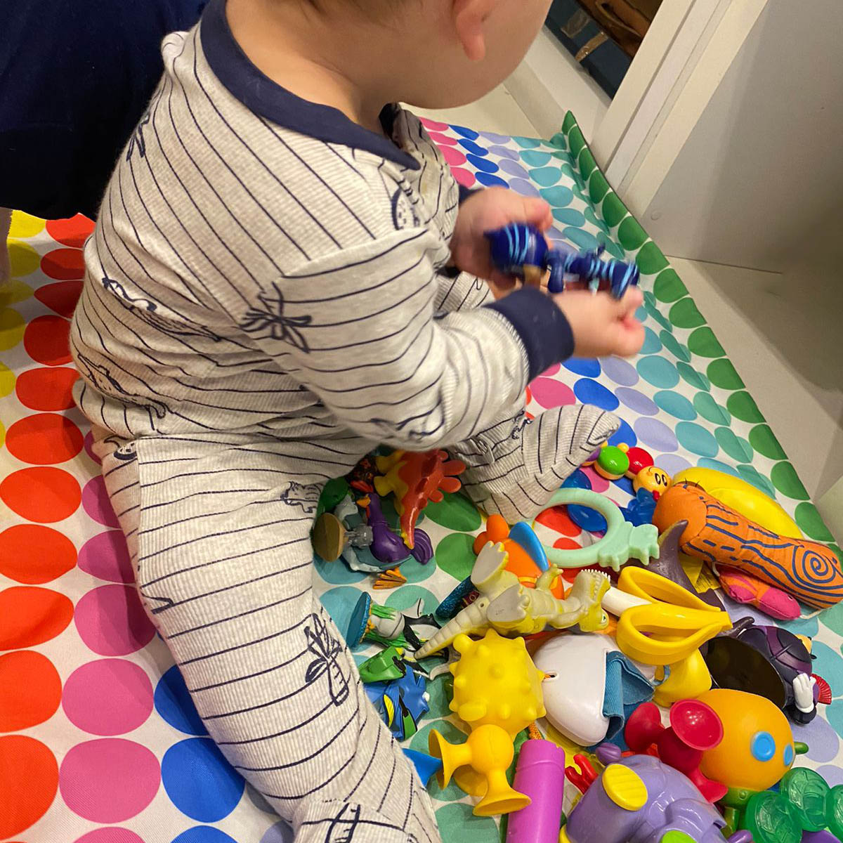 Bebê menino brincando no tapete ábaco