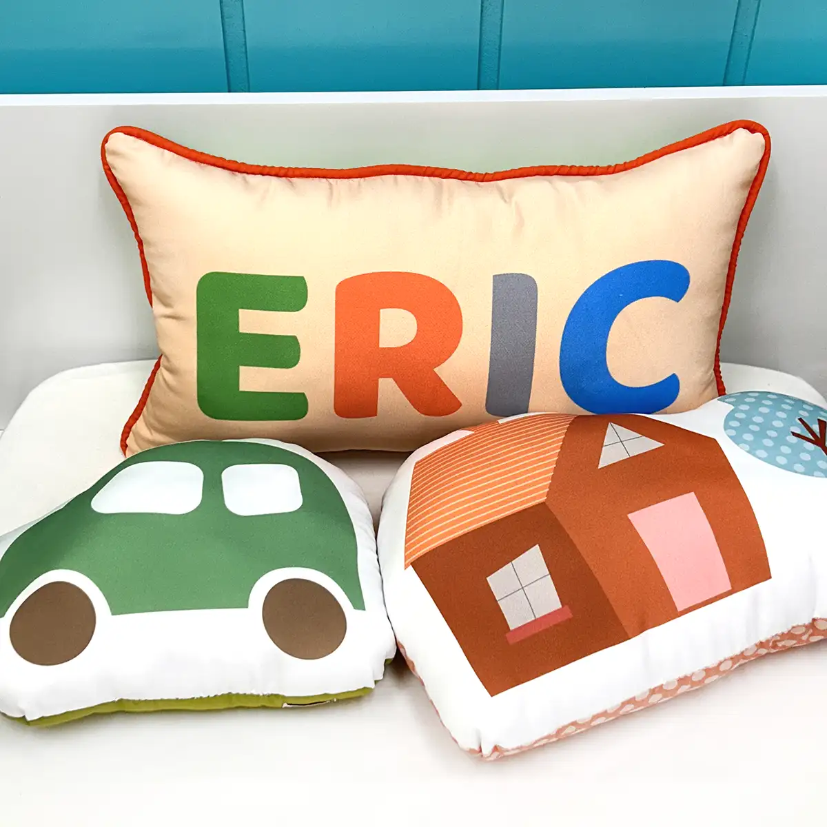 Composição de almofadas nome da criança, carro verde e toy casa tijolo