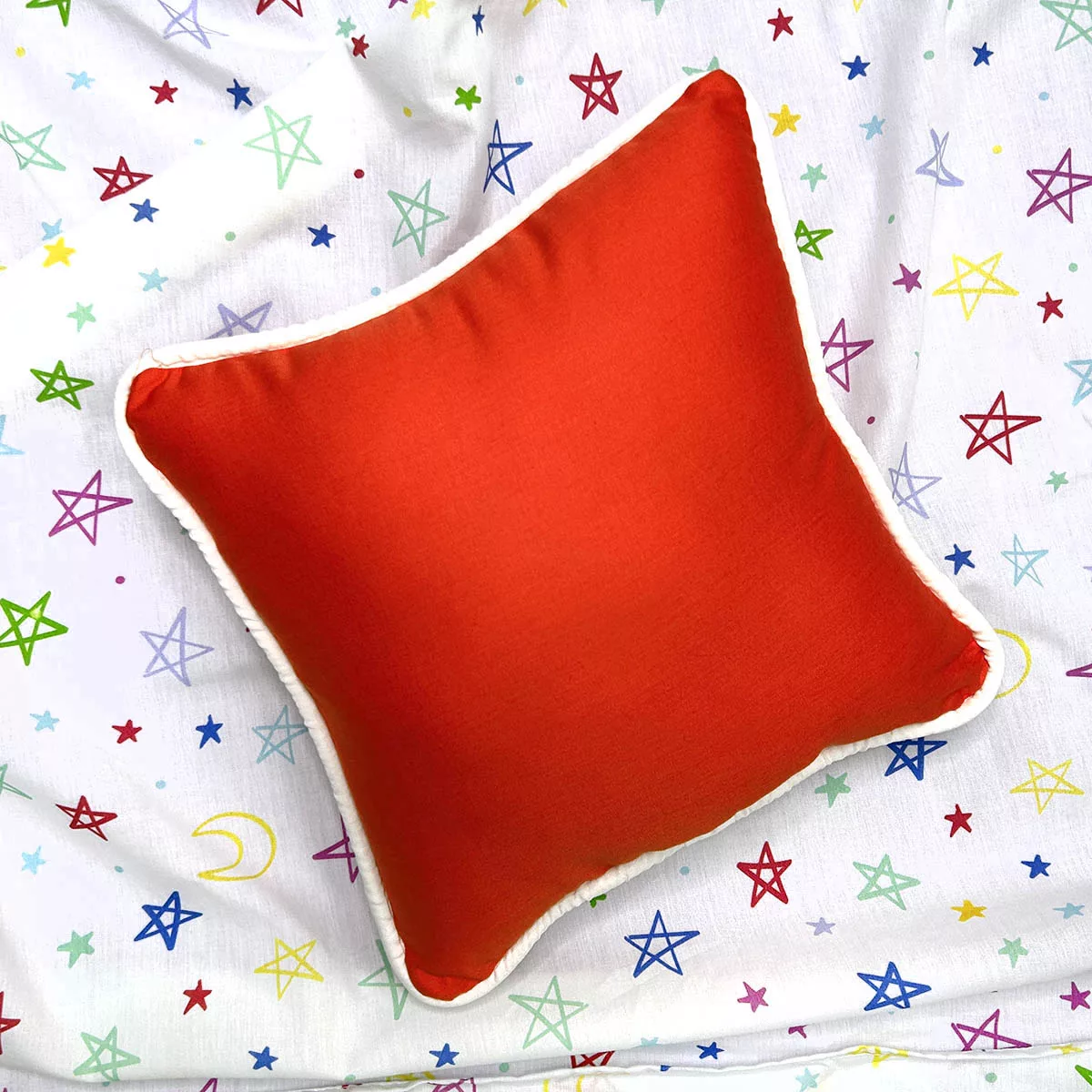 Almofadinha Vermelha 25×25 cm com vivo branco