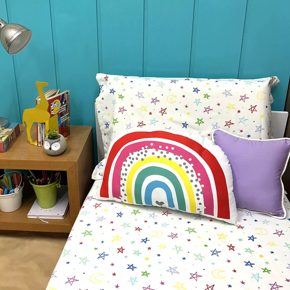 Jogo de cama 2 peças Estrelas com almofada arco-iris e almofadinha lilás