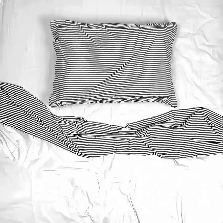 Jogo de Cama Listrado Preto e Branco – 3 peças – Vira estampada
