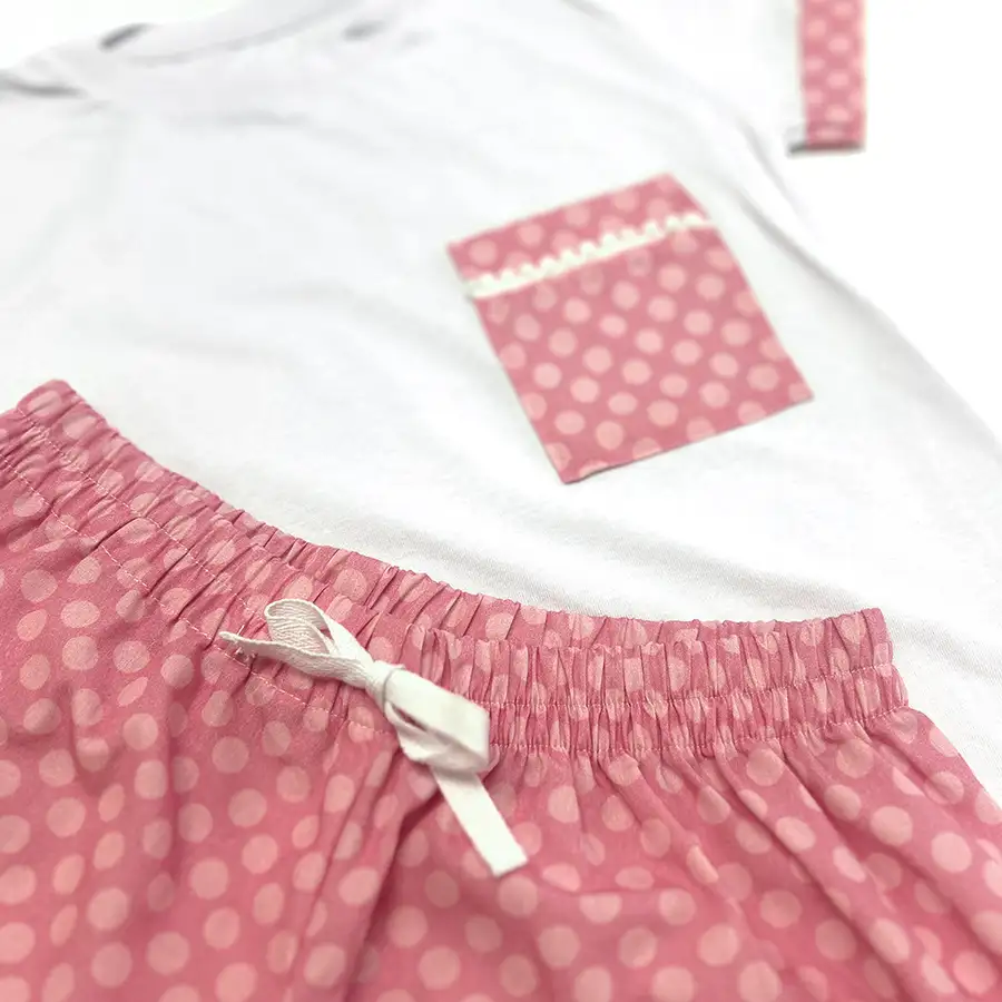 Pijama curto camiseta poá rosa com pompom