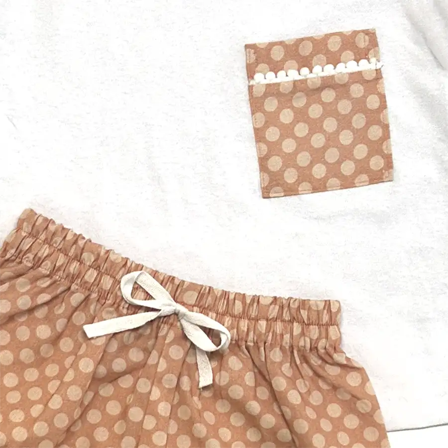 Pijama curto camiseta poá salmão com pompom
