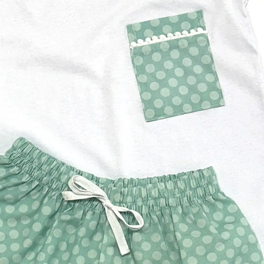 Pijama curto camiseta poá turquesa com pompom