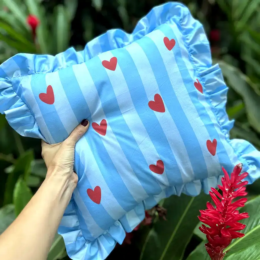 Capa de Almofada Love Azul com Babado