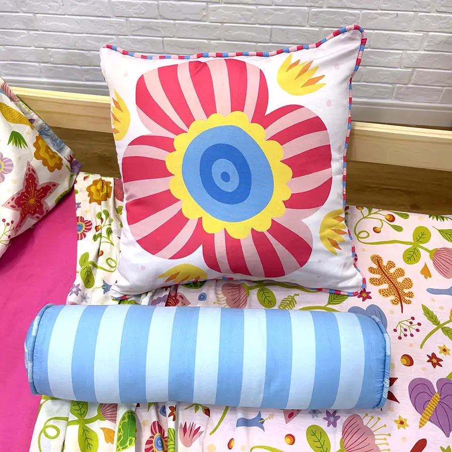 Combinação capa floral e rolo listrado azul