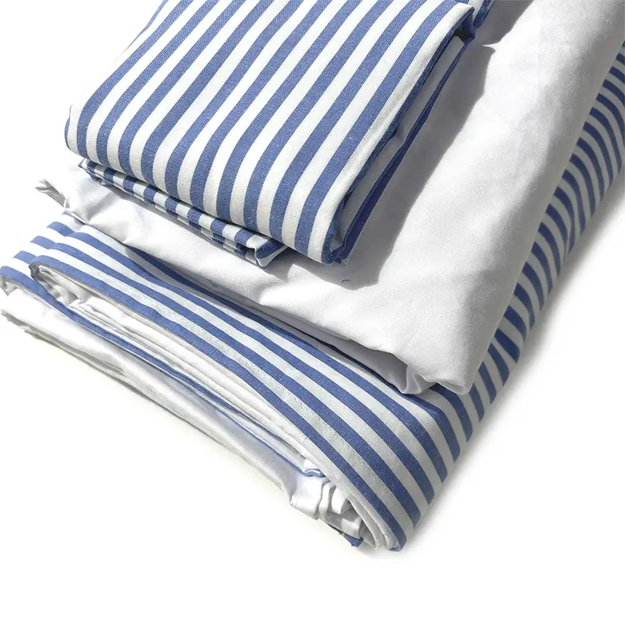 Detalhe do jogo de cama listrado azul e branco