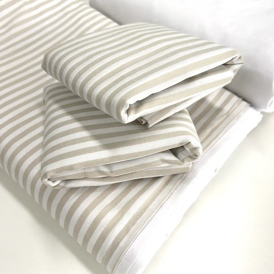 Detalhe do jogo de cama listrado creme e branco