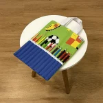 Kit de desenho tema futebol, com lápis de cor e caderno