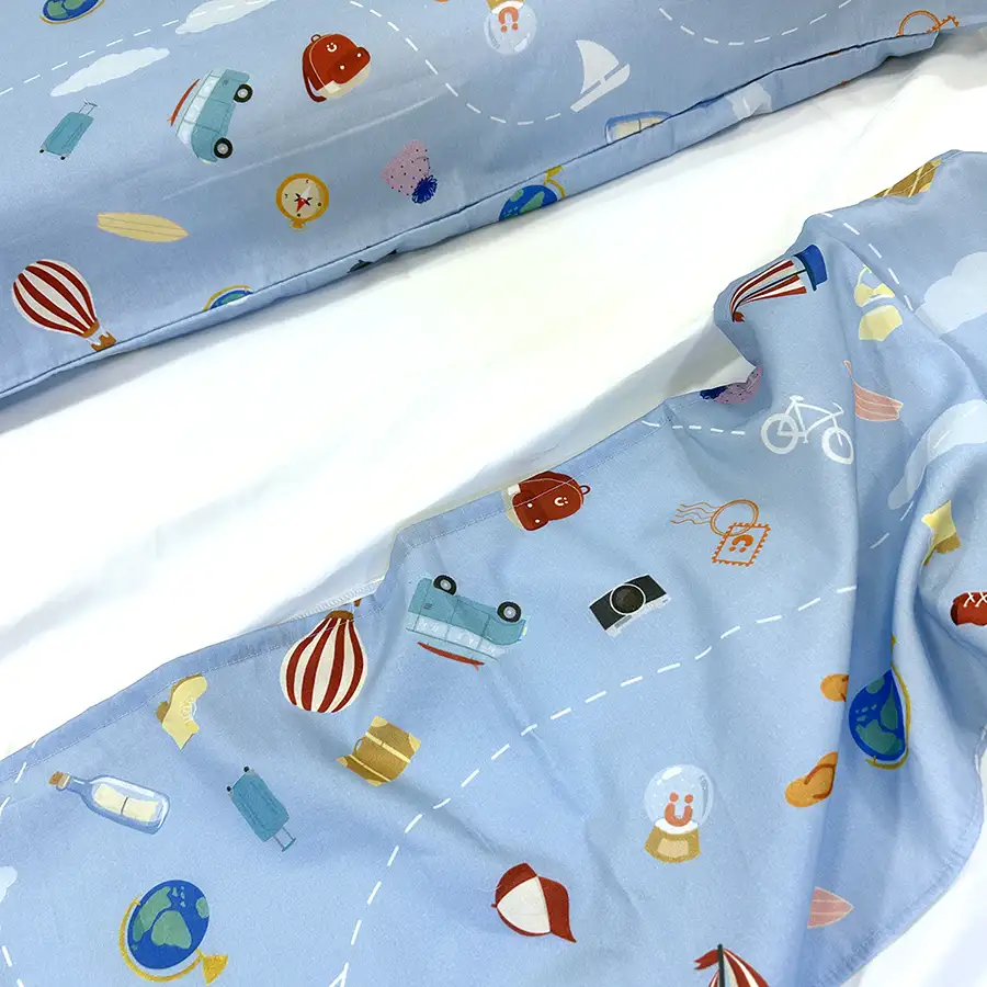 Detalhe estampa viagem azul jogo de cama com vira estampada