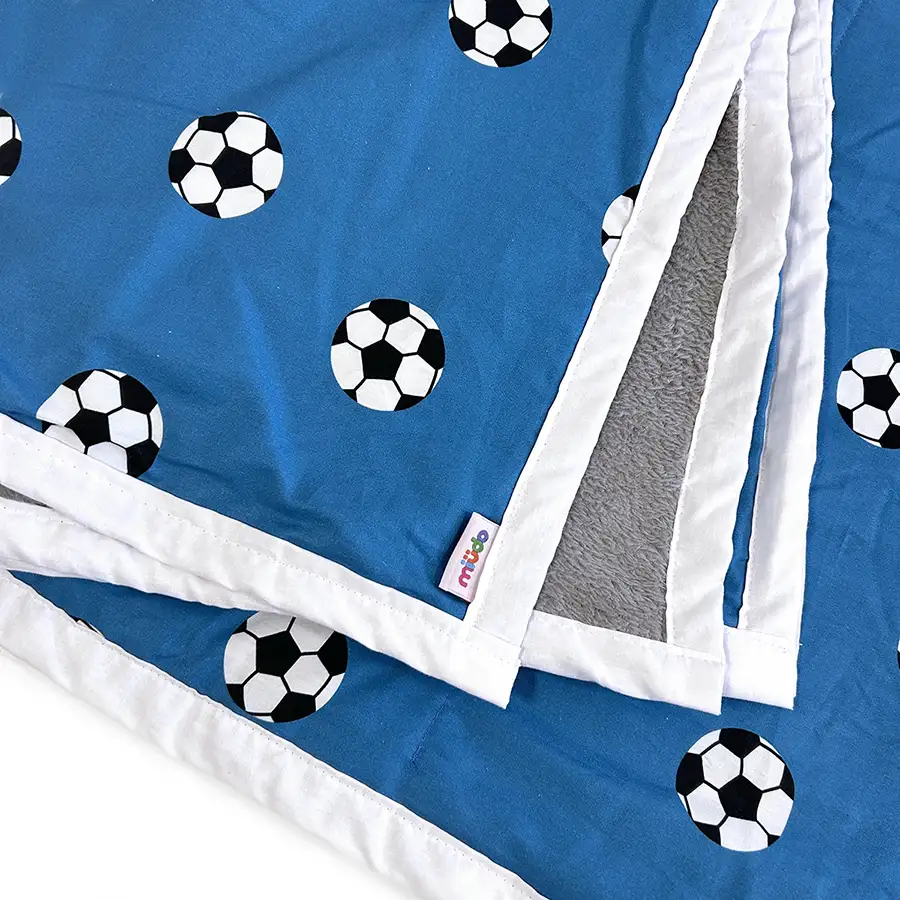 Manta com estampa de bolas de futebol