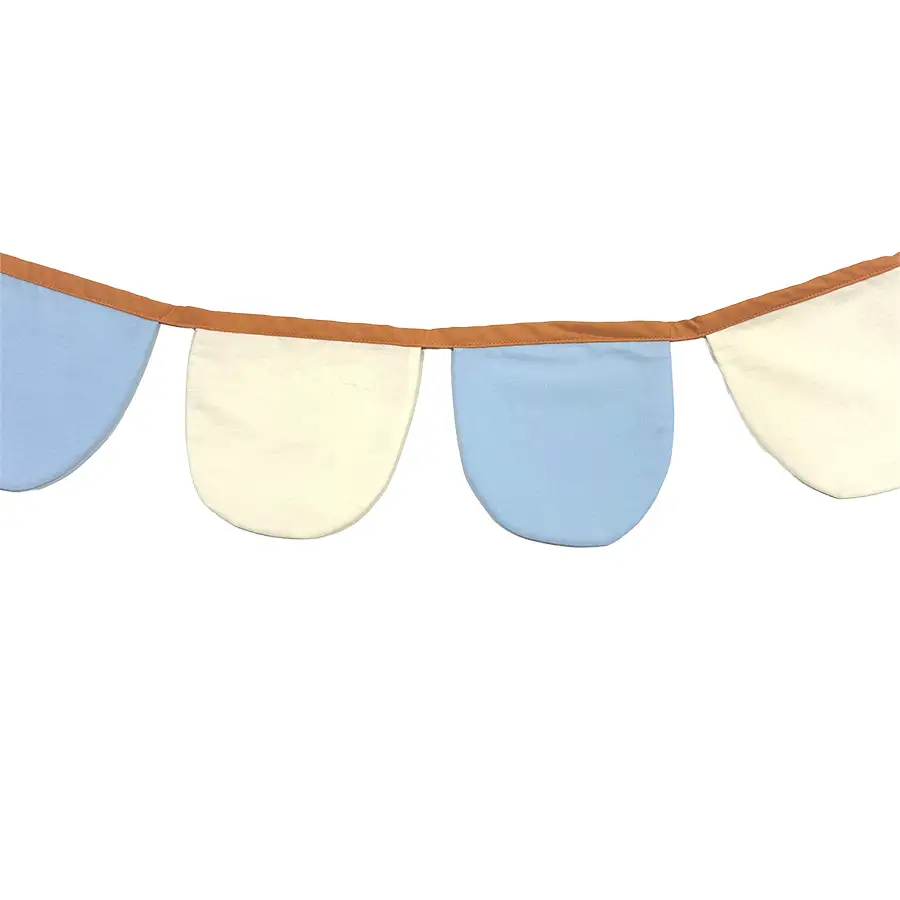 Bandeirola arredondada azul claro e off white