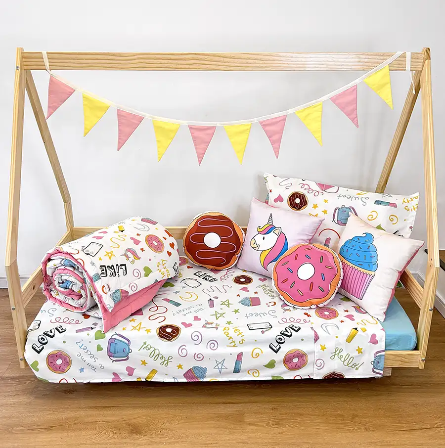 Cama casinha com bandeirola, almofadas, jogo de cama e edredom para menina da coleção Sweet