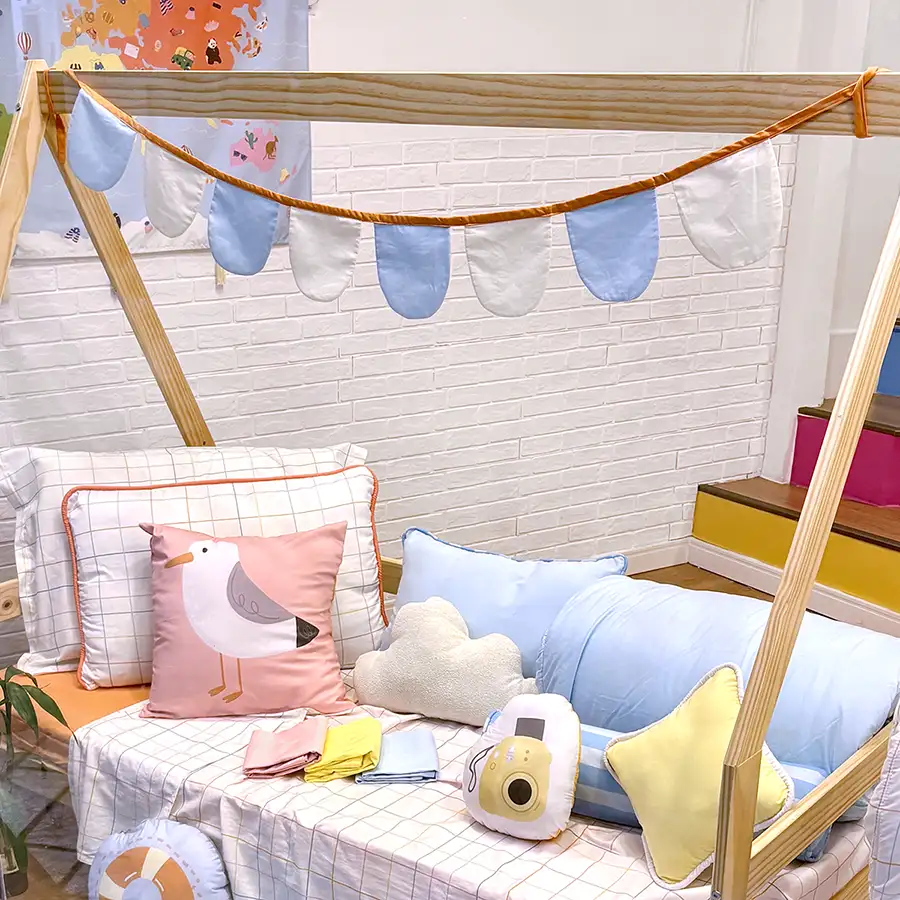 Cama casinha com roupa de cama xadrez unissex almofadas decorativas e bandeirola