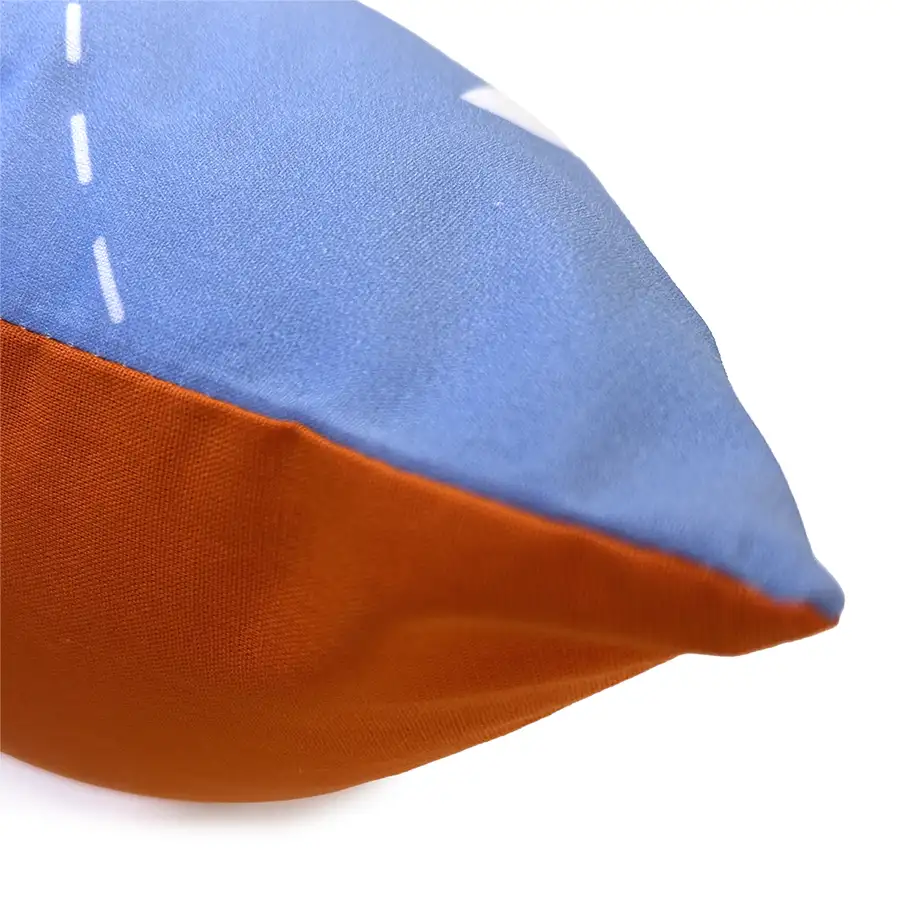 Detalhe da capa de almofada transportes com verso laranja escuro