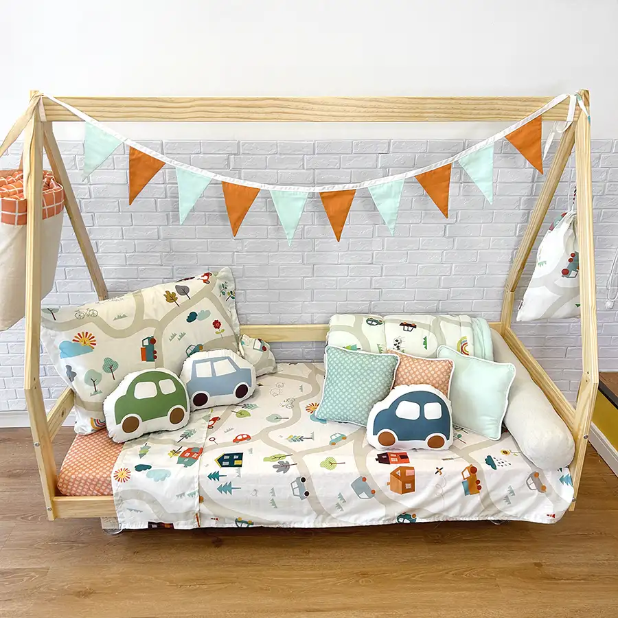 Cama casinha com coleção Carrinhos