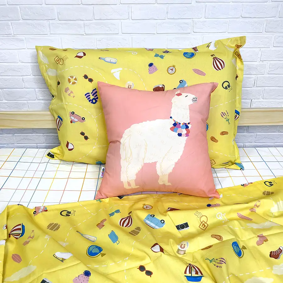 Jogo de cama viagem amarelo com xadrez e capa de almofada lhama rosa