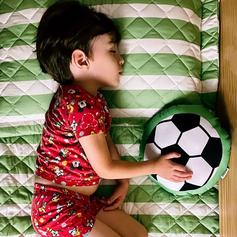 Menino com almofada bola de futebol toy