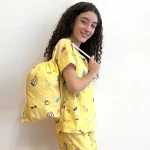 Saco multiuso viagem amarelo menina de pijama