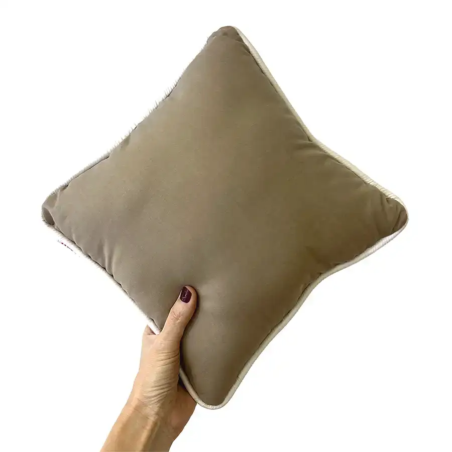 Almofadinha Cáqui 25×25 cm com vivo branco