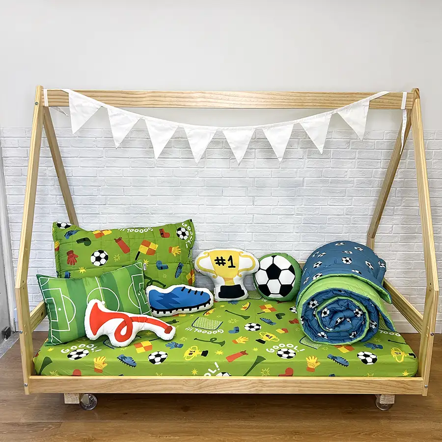 Decoração de quarto com cama casinha com tema de futebol