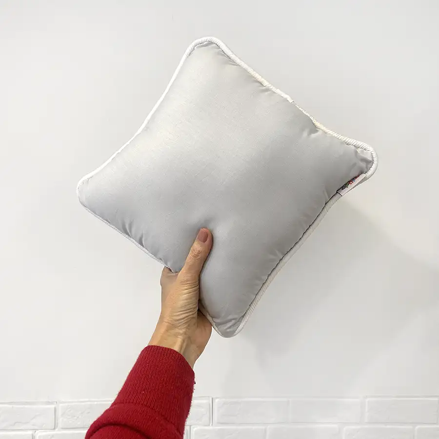 Almofadinha Cinza Claro 25×25 cm com vivo branco