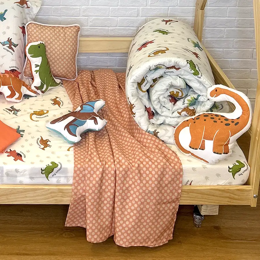 Lençol de cima poá salmão e itens de dinossauros