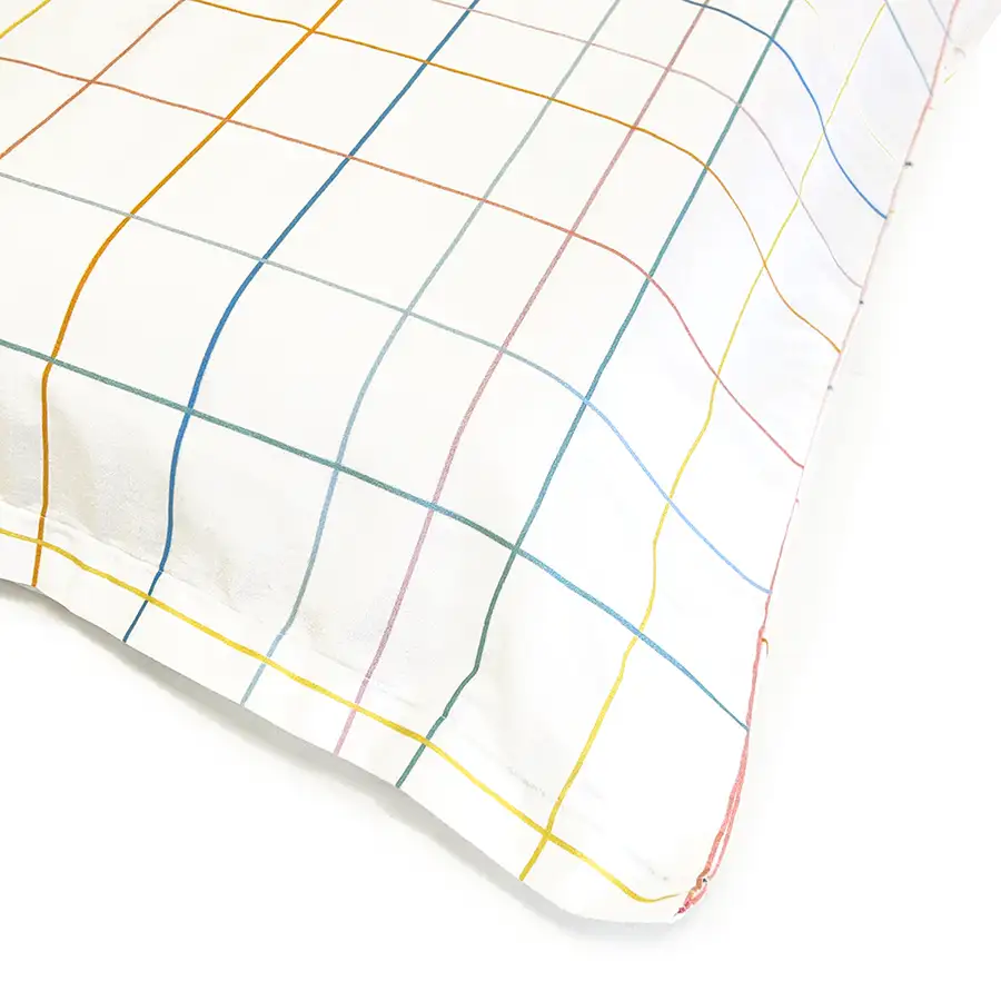 Detalhe fronha xadrez tons pastéis