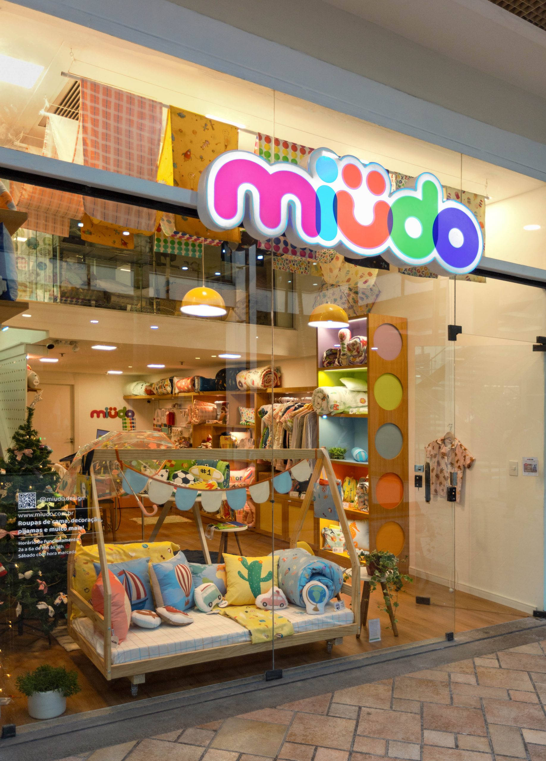 Vitrine da Loja Miüdo - Coleção Volta ao Mundo