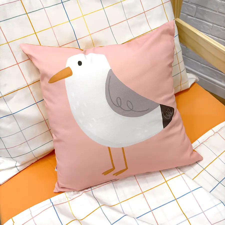 Capa de almofada gaivota na cama