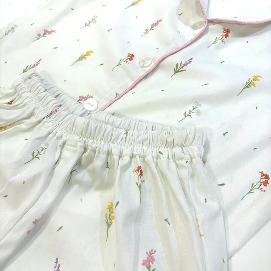 Pijama americano curto com botões. Estampa Florzinhas