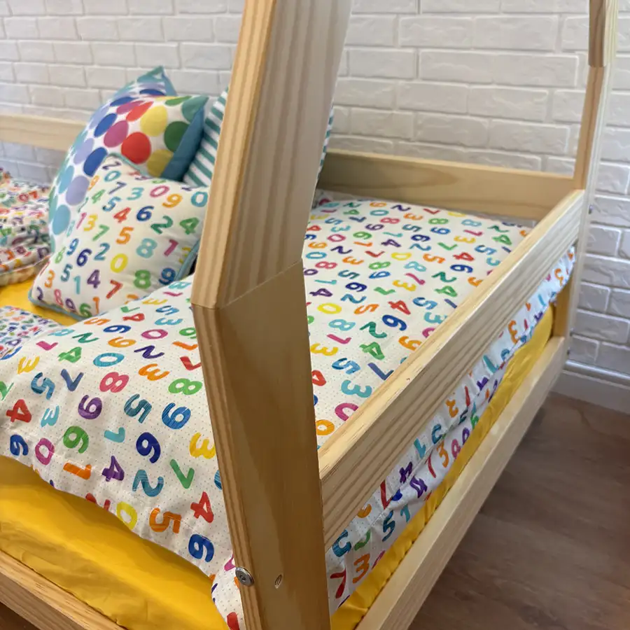 Detalhe da mini cama casinha em madeira pinus