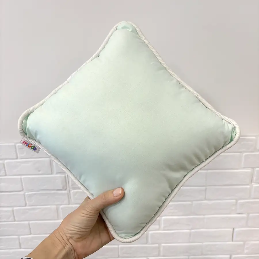 Almofadinha Verde Menta 25×25 cm com vivo branco