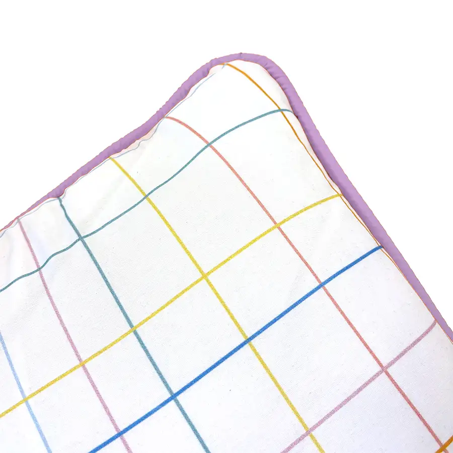 Almofada retangular xadrez cores pastéis com detalhe lilás