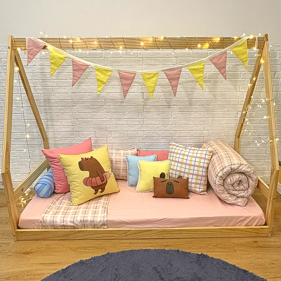 Mini cama casinha com almofadas xadrez e capivaras