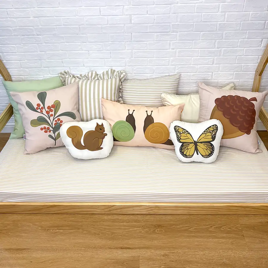Composição Bosque: Raminho, toy esquilo, toy borboleta, caracois, noz, babado listrado creme