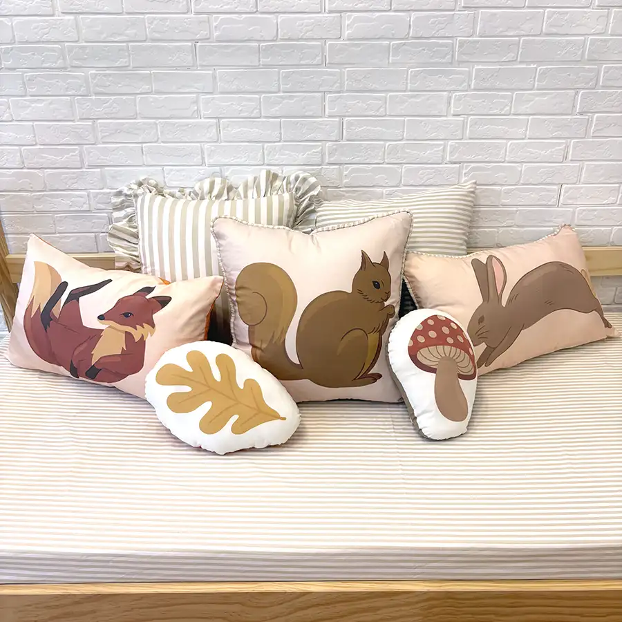 Composição Cama Raposa, Folha, Capa Esquilo, Toy Cogumelo, Coelho, Babado Listrado Creme