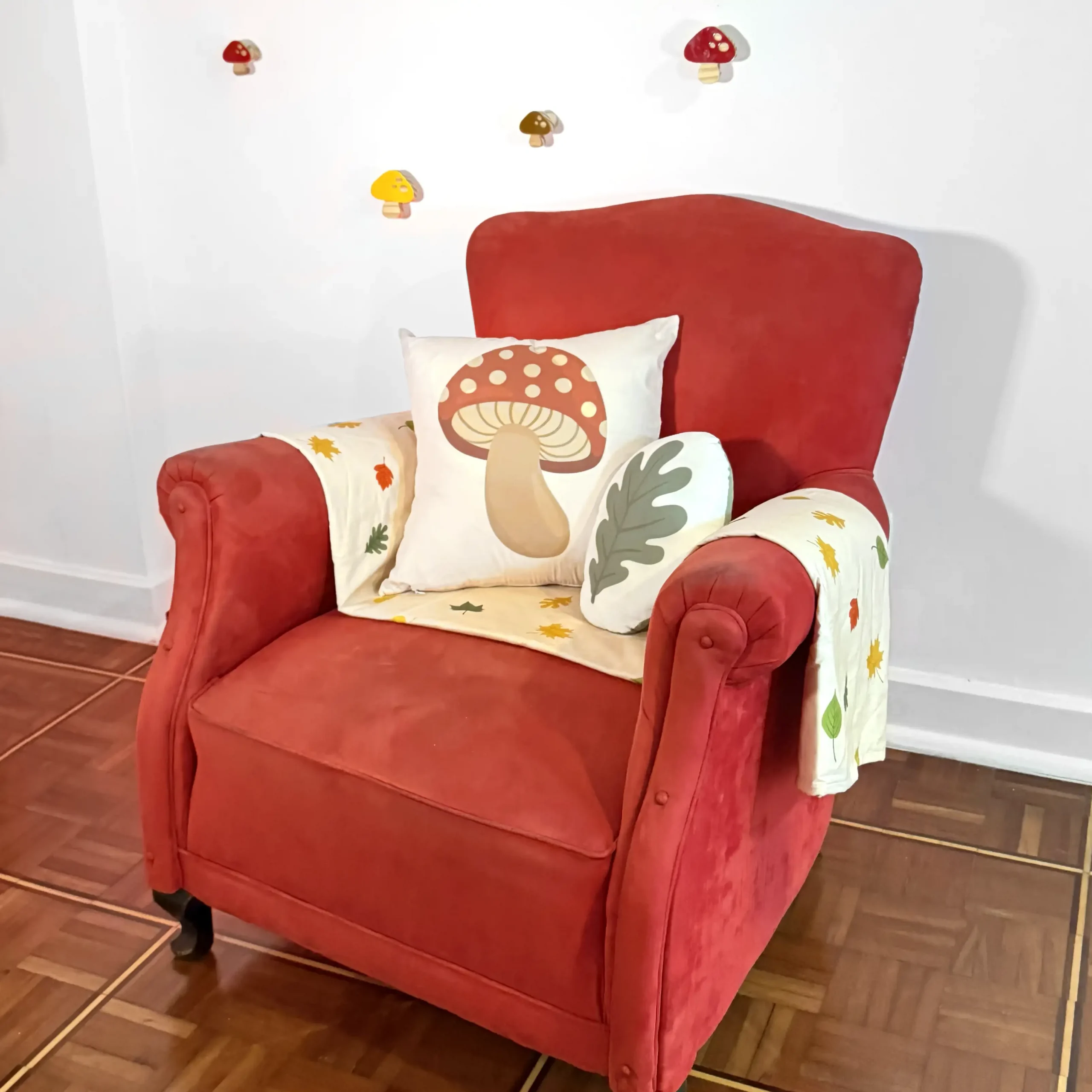 Decoração quarto bebê Bosque. Almofada Cogumelo e Folha.