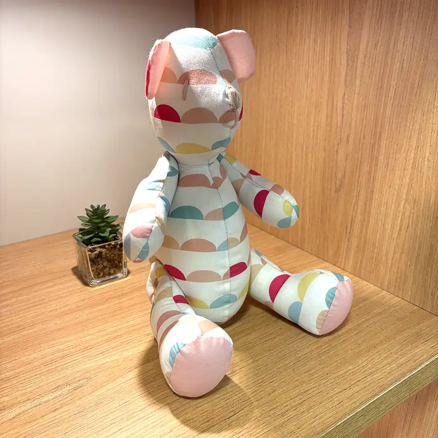 Urso Decorativo Articulado em Algodão – Dia Ensolarado Rosa