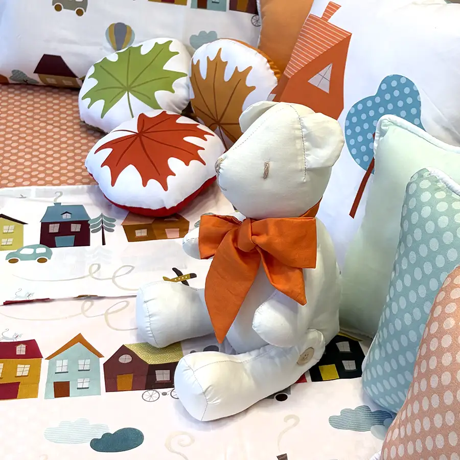 Ursinho de pano com laço laranja