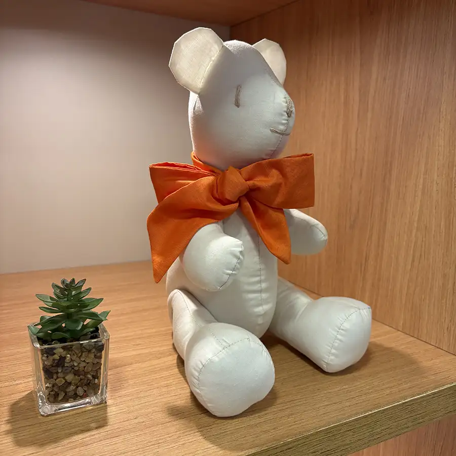 Urso Decorativo Articulado em Algodão – Off White Laço Laranja