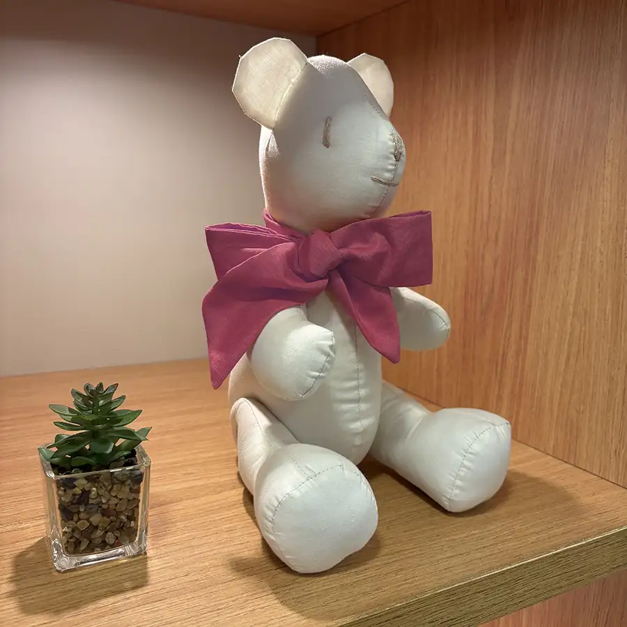 Urso Decorativo Articulado em Algodão – Off White Laço Rosa Goiaba