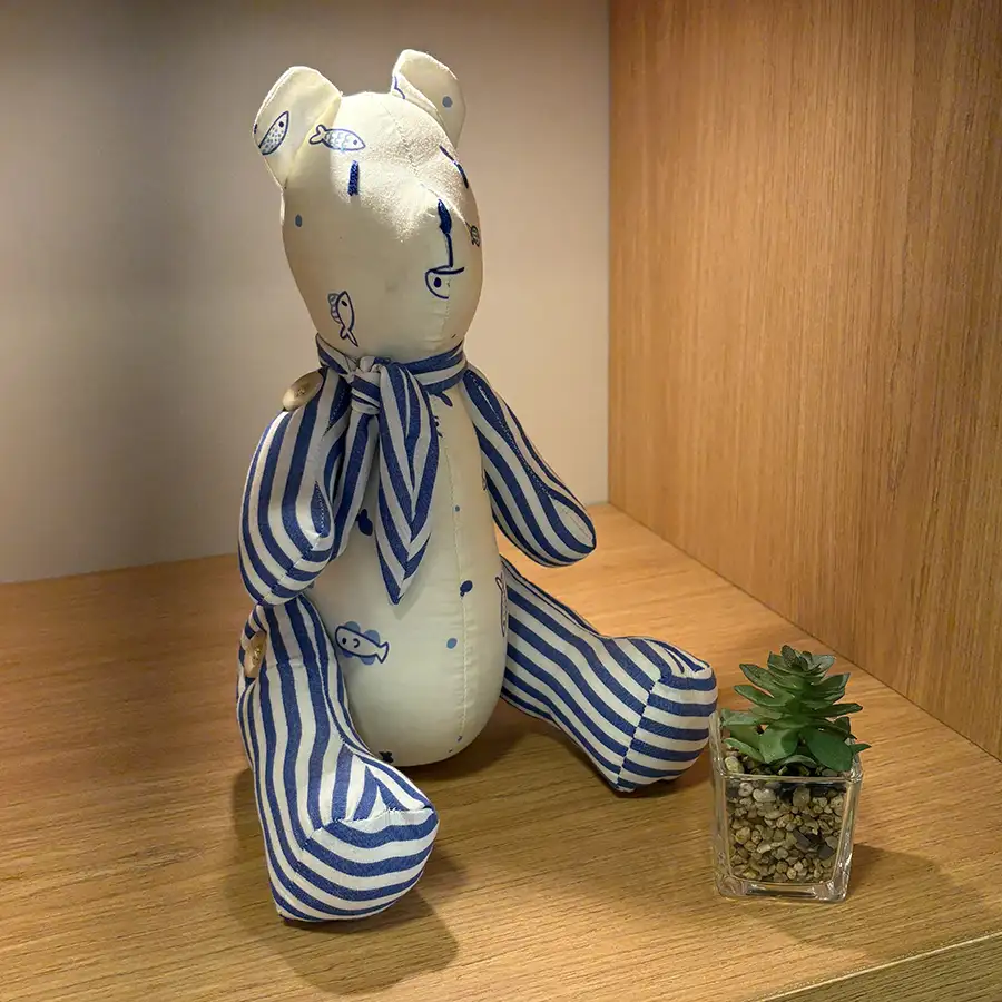 Urso Decorativo Articulado em Algodão – Peixinhos e Listrado azul