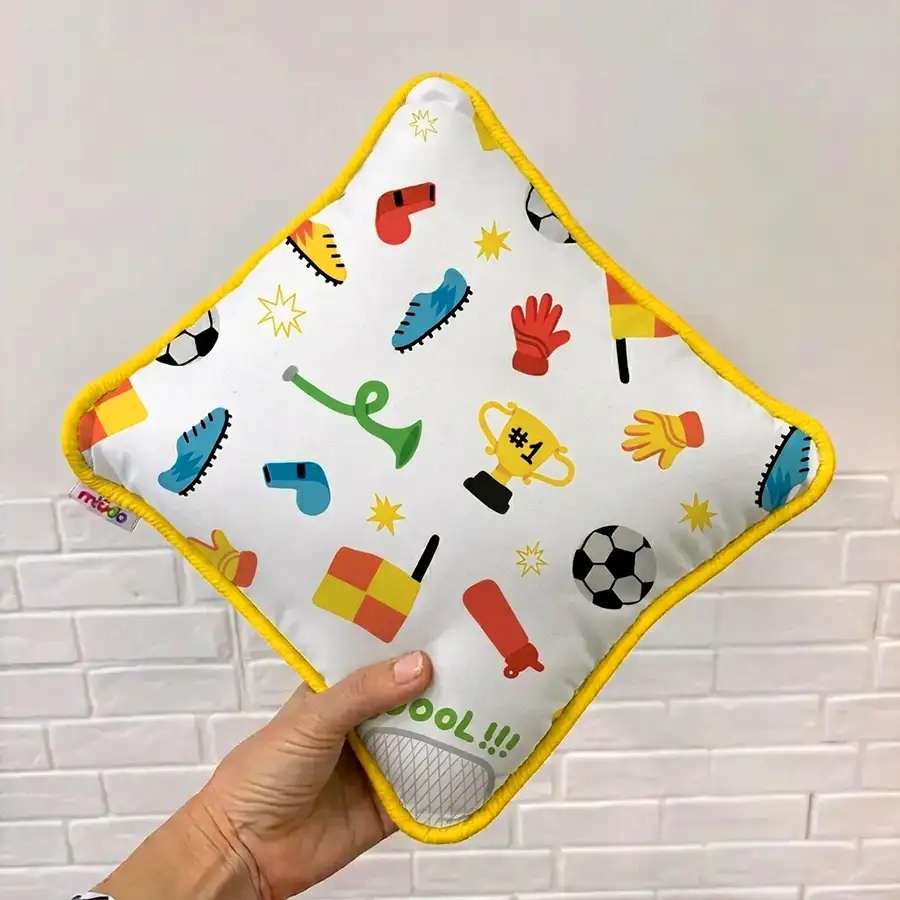 Almofadinha 25x25 futebol branco com detalhe amarelo ovo