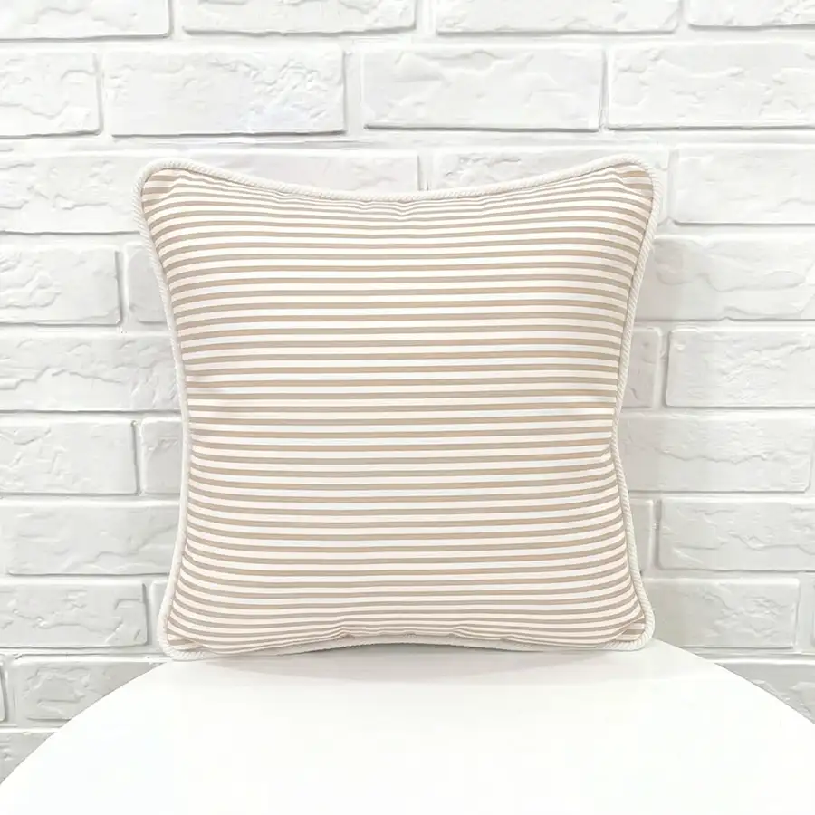 Almofadinha Listrada Creme e Branco 25×25 cm