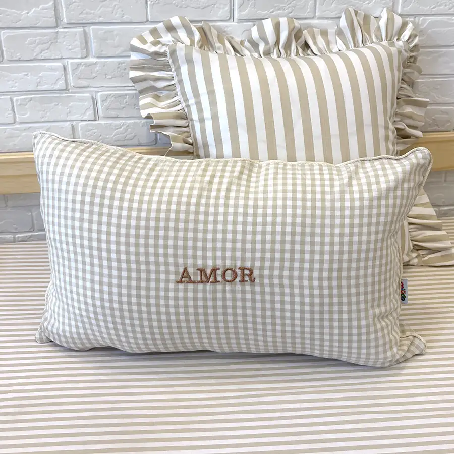 Capa de Almofada Xadrez Vichy Creme Bordado Amor 50×30
