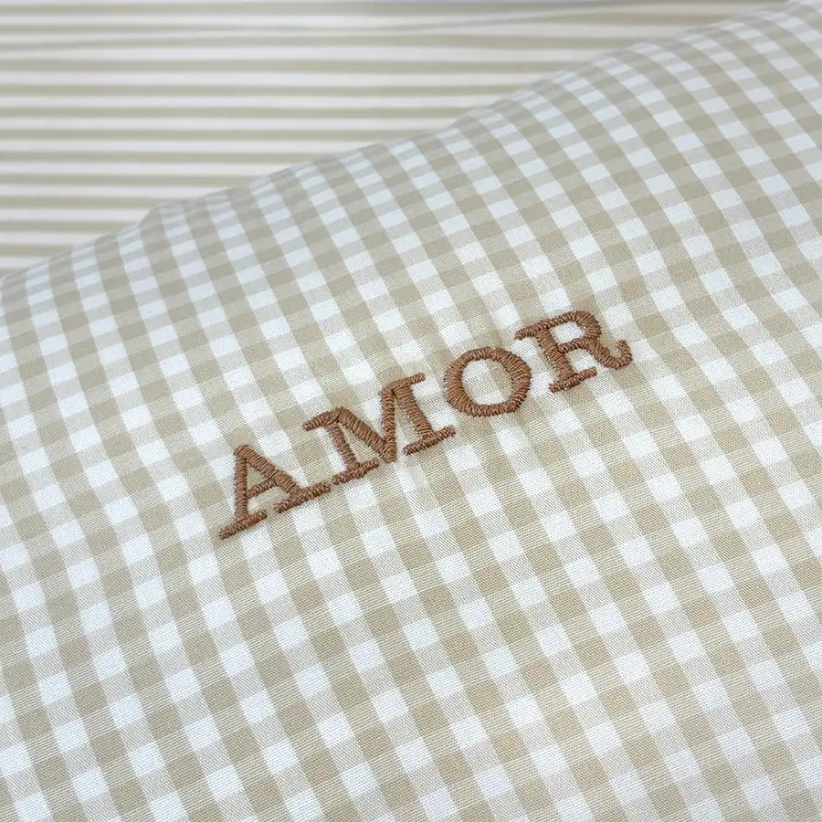 Capa de almofada Amor bordado. Xadrez Vichy Creme.