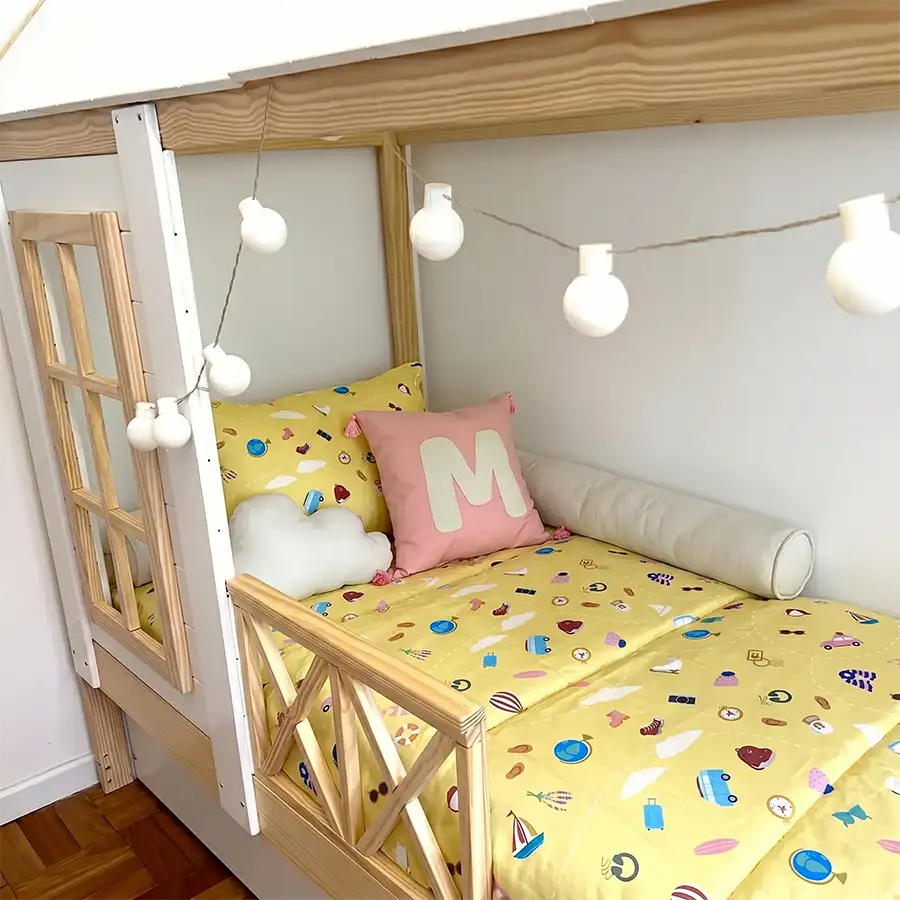 Colcha com elástico Viagem Amarelo com Almofadinha nuvem Bouclé, Capa de almofada letra e Rolo Bouclé