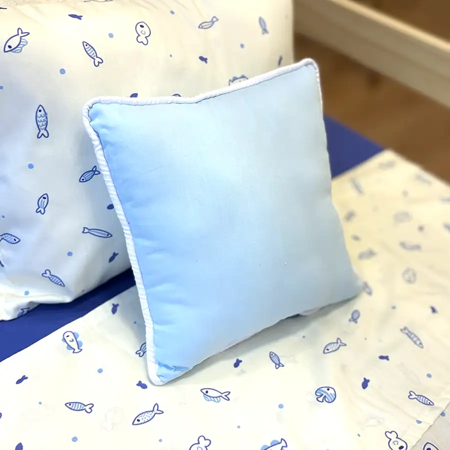 Almofadinha Azul Claro 25×25 cm com vivo branco
