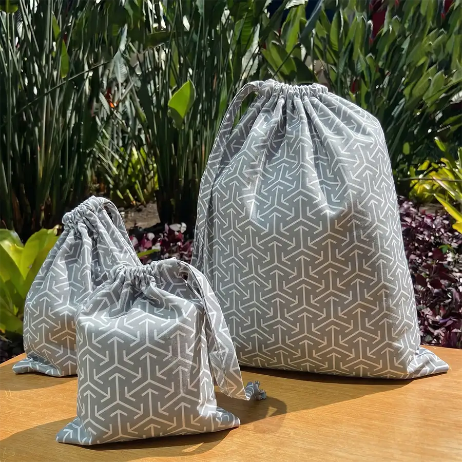 Saco Organizador Infantil Multiuso – Cubos e Setas Cinza – Kit com 3